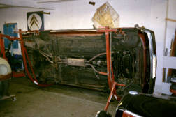 Ein Peugeot 504-Cabrio, 6zylinder, im Kippgestell zur Bremsleitungs & Auspuff-Erneuerung.